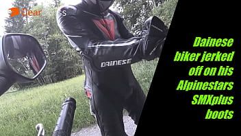 播放 Dainese 骑自行车的人在他的 alpinestar 靴子上猛地离开