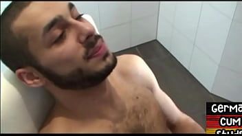 play Bwc gay forato da stallone stronzo a pecorina in bagno