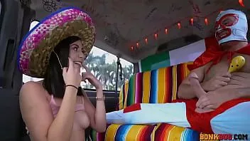 Putar Natalie mengajaknya merayakan cinco de mayo di bonk bus