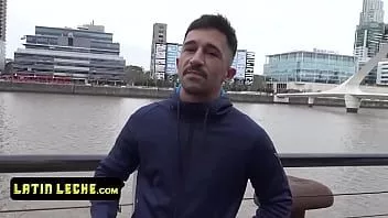 play Geile athletische Latinos wechseln sich ab und knallen sich in einem Hotelzimmer für Geld in die engen Ärsche