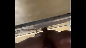 Abspielen Dildo gegen Wand ficken mit Cumshot
