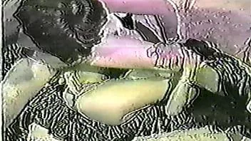 play Vintage beelden - Aziatisch meisje geneukt en geanalyseerd door blanke man