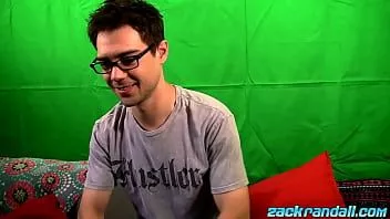 play Гей спортсмен в очках Зак Рэндалл мастурбирует и кончает соло