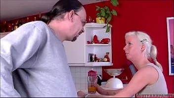 play Rubia joven y sexy follando con su padrastro en la cocina