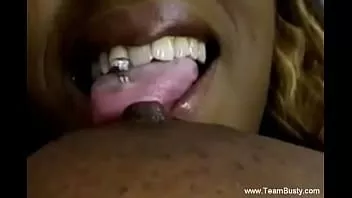 play Plantureuse sierra amateur dans son soutien-gorge doré avec excitation