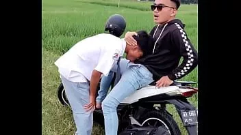 تشغيل جوليان طالب سخيف في الميدان
