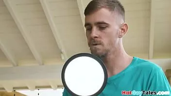 চালান বাঁড়ার জন্য রান্নাঘরে খালি উলকি জকস
