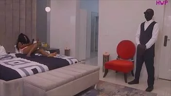 play La femme au foyer nigériane aux gros seins n'a pas pu résister à son envie sexuelle alors elle baise sa chatte humide avec son gros gode pendant que son garde du corps personnel essaie si fort de ne pas regarder, mais à la fin elle réussit à le faire baiser avec son énorme partie de bite noire 1