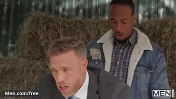 Reproduzir Prefeito (Alex Mecum) tem seu pau enorme chupado secretamente por um cara bonito (Trent King) em público - homens