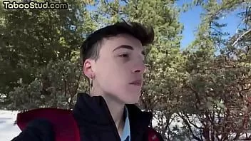 Reproduzir Bondage bottom twink sugado e fodido pelo garanhão superior até gozar