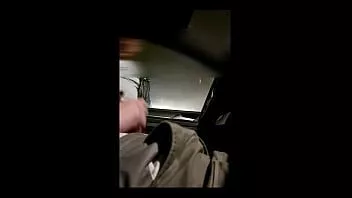 Oynat Dinlenme alanında gezinirken, adam seğirmemi izliyor ve büyük bir yük vuruyor