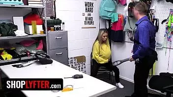 play سرقة فاتنة مع حلمات كبيرة يحصل تجريد امرأة مشاكسة الصيف ومارس الجنس في backroom - shoplyfter
