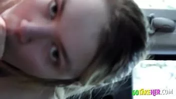 Redare Blonda trișează pe bancheta din spate cu un penis mare
