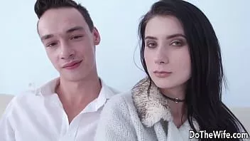 Redare Găurirea nemernicului lui Nicole Black în timp ce încornogul ei se uită în tăcere