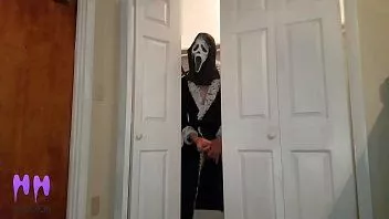 Afspelen Stiefzoon bespioneert tante voor Halloween-grap (preview)