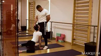 play Dato Foland insegna ad Anteo Chara come allargare le gambe