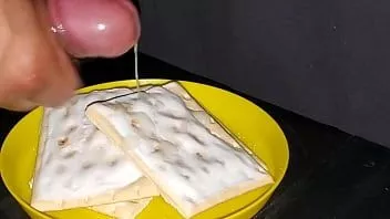 Reproduzir Minhas tortas precisavam de mais doçura. tirei meu pau e adicionei um pouco de cobertura de porra. delicioso.