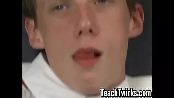 Reproducir Twinks masturbándose y chupándose en uniforme escolar