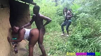 Abspielen Irgendwo in Afrika, verheiratete Hausfrau, die von dem Ehemann beim Sex mit einem Fremden in ihrem Ehemann erwischt wurde, verletzte sich tagsüber, beobachte die Bestrafung, die er ihnen verhängte (weicher Scheißkerl) (Bangking-Imperium) (Patricia 9ja)