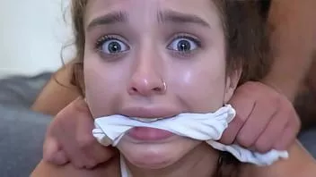 Jouer Nous l'avons presque brisée - une adolescente à peine majeure s'est transformée en une pute lécheuse de sperme