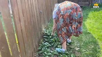 Redare Milf căsătorită matură a rămas blocată în gard, o vecină a ajutat-o ​​și a tras-o.