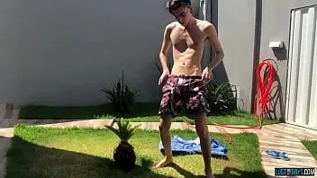 Afspelen Schattige twink Henry Evans komt klaar terwijl ze buiten masturbeert