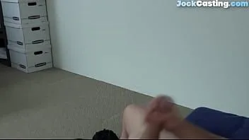 play Casting jock caresse son manche pour une éjaculation en action solo
