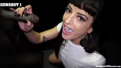 play Ga Charlie! Laat ons zien wat je hebt! -Intense gloryhole pijpbeurt en cum-in-mondactie
