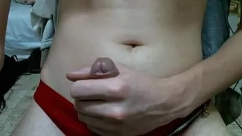 播放 穿着红色内裤的苗条男孩