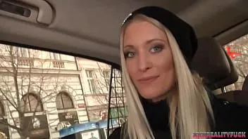 play Uma und Lara haben einen Fremden für einen geilen Fick im Auto mit auf die Straße genommen