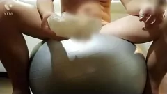 تشغيل الفوضى العادة السرية: مثيرة رجل العضلات cums بقوة على كرة التوازن