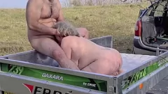 Играть Зрелая бабушка-блондинка глотает сперму после интенсивного анального траха на улице