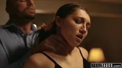 Abspielen Die geschiedene Brünette Maya Woulfe gibt einen harten Blowjob und Deepthroat vor einem schmutzigen Cumshot