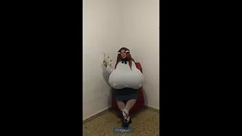 Oynat Kyshari büyük bedeninden utanıyor